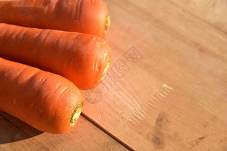 木板上的胡萝卜图片