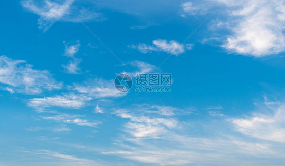 云景美丽的高清空云朵晴天空和夏云朵图片