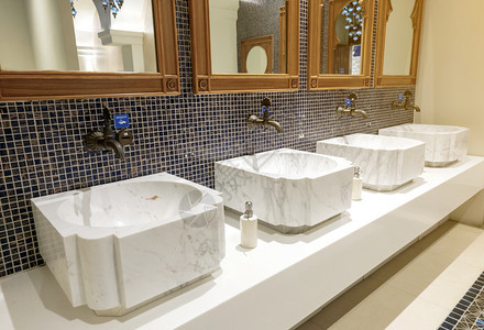 黑色的铬合金现代水龙头有洗刷大理石盆池槽防壁浴室图片