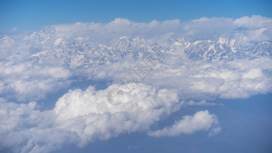 远足天空尼泊尔云中喜马拉雅山首脑图片