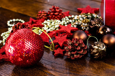 在木板上的圣诞装饰品色彩多闪亮和的圣诞装饰品丰富多彩的假期分支图片