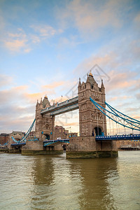 旅游的伦敦天际线与大塔桥在英国的黄昏城市发光图片