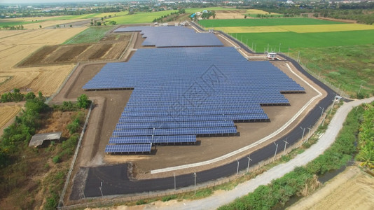 航拍创新发电机太阳能农场图片