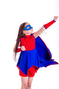 有趣的快乐童年身着蓝色和红超级英雄服装的年轻女孩手臂伸展在飞行姿势上图片