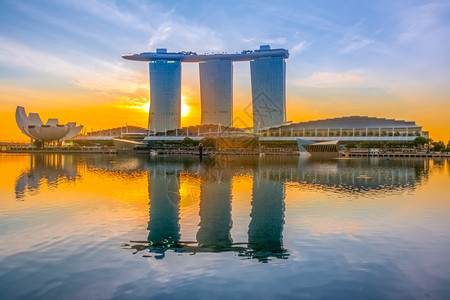 建筑学城市的新加坡玛丽娜湾沙滩的清晨与宁静水流于日出时分暮图片