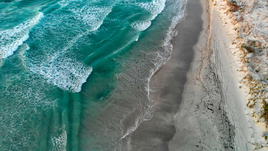 澳大利亚人海滩上的波浪空中视线正午高架景观背景