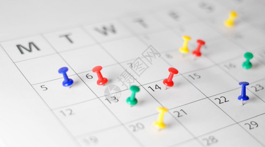 天商业日历页面忙于程安排时间管理最后期限和事件规划概念每月纸质日历页上有许多色彩的推线员针议程工作图片