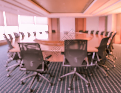 带有窗口城市背景的空会议室模糊图像Business概念沟通复古的椅子图片