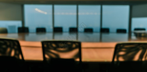 模糊的带有窗口城市背景的空会议室模糊图像Business概念空的商业图片