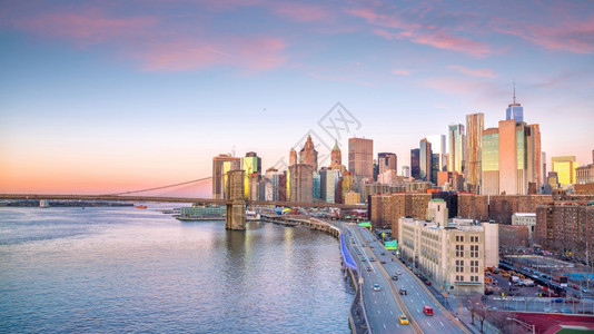 团结的地标美国纽约市日落时曼哈顿天线的空中景象著名图片