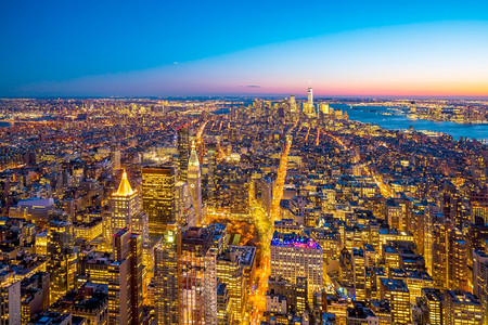 摩天大楼市中心美国纽约日落时曼哈顿天线的空中景象塔图片