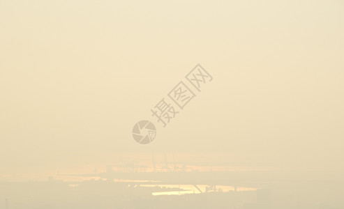 大阪的雾和阳光天明媚的大阪港中央宽金图片