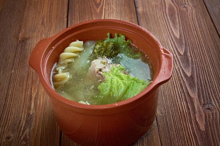 美味的意大利午餐美食冬汤面食花椰菜和肉图片