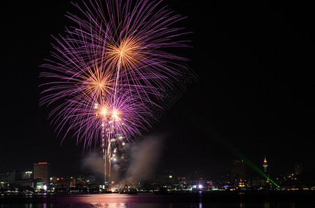 节日泰国巴塔亚海岸城市风景背的美丽粉红色烟火焰美丽的图片