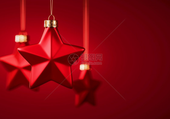 三颗五点明星圣诞装饰品红包子挂在绳索上与布贡迪红色的圣诞背景装饰节庆气氛概念选择焦点复制空间喜庆的酒红色星图片