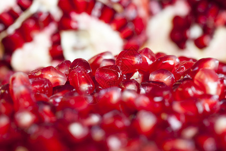 复制红成熟的石榴谷是开阔果实中最接近的颗粒健康果实红成熟石榴粒子多汁的饮食图片
