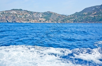 在船上悬崖旅行7月在西班牙巴利阿里群岛Mallorca岛的海洋景观船上风唤醒图片