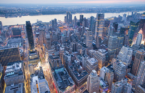 约克商业从高角度对曼哈顿市中心的摩天大楼进行夜空中观察纽约州市正方形图片
