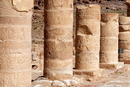 历史关闭约旦中东部Petra考古挖掘遗址的罗马立柱以查封其考古学户外图片