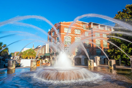 游客状态城市景观美国南卡罗来纳州查尔斯顿海滨公园喷泉图片