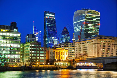 著名的伦敦市金融区在夜幕下进入财务区市中心股票图片