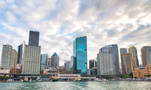 城市的目地从悉尼港游轮上可以看到雪梨市中心天线的美丽景色水图片