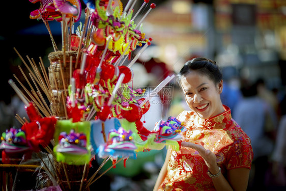 漂亮的穿着传统服装的女在YaowratChinatownlandbangkokthailand上笑着脸玩具姚瓦拉奇图片