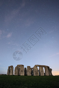 英国艾尔斯伯里威郡星光的巨石柱天空阵圆圈图片
