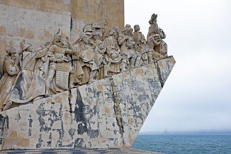 欧洲白石船塑造了葡萄牙著名的航海家和历史发现者纪念碑向葡萄牙致敬首都白色的图片