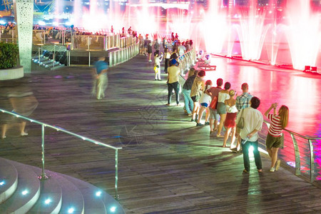 游客新加坡市背景摩天大楼商业夜间在新加坡兴建的步行旅者夜里公园亚洲人图片