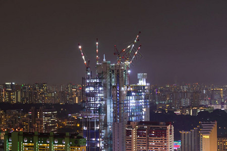 新加坡城市夜间风景和建筑摩天大楼的工程樓起重机夏天新的图片