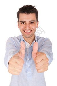 成功年轻的笑年轻随身男子展示拇指举起标志在白色背景上被孤立快乐的图片