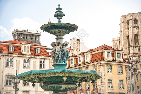 青铜带喷泉和雕塑的罗西奥广场里斯本城市景观场图片