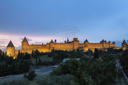 西方目的地旅游中世纪堡垒和在法国西南部LanguedocRoussillon地区的Ccarcassonne城墙状的卡尔松市Car图片