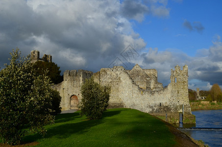 航空公司利默里克爱尔兰德斯蒙城堡废墟和爱尔兰利梅里克县的麦格河利默里克图片