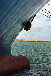 血管海洋码头的船旗和绳子白轻房的背景情况云图片