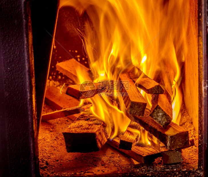 活力在壁炉里烧火和柴紧贴在壁炉里烧柴的镜头附近橙辉光图片