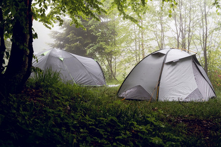场地爬坡道自然野营山顶帐篷在雾雨日中扎营早晨图片