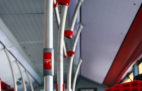 服务红色按钮在公用交通概念中设置停靠点抓住出口背景图片