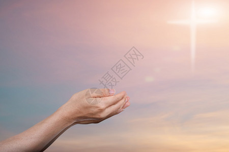 日落叉的手张开掌心朝拜上帝的祝福宗教图片
