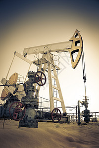 杰克油田石和天然气概念中的油泵插头和井喷口燃料桶图片
