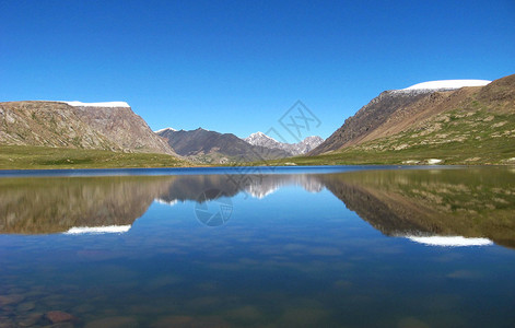 吉尔斯坦高山和湖泊深面地区自然风景优美云图片