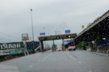 窗户自然玻璃在雨中驱车的滴拖拉果酱背景模糊图片