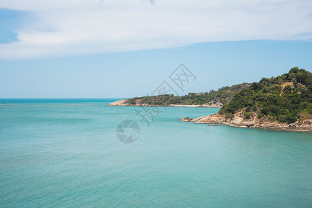 安达曼海的绿色洋蓝天白云中自然岛屿在绿海中的一天岸线生动太阳图片