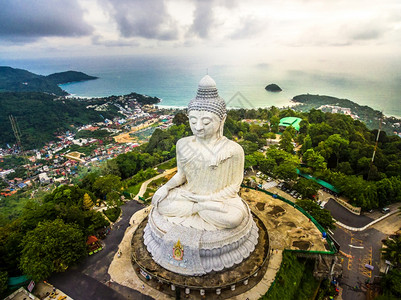 美丽的GoldenBigbuddha雕像空中观视泰国普吉旅游岛图片