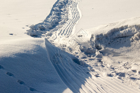 景观冬季足迹雪中的道路走户外图片
