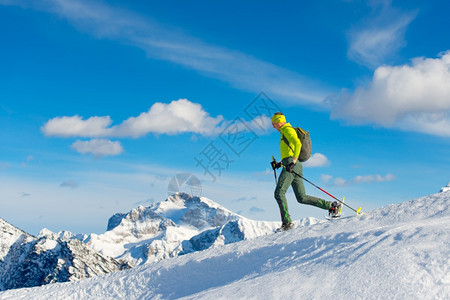 冬季爬山的年轻人图片