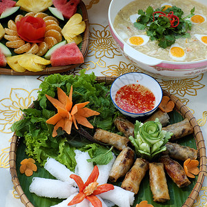 挂面周末越南人家庭用餐配有垃圾汤米花生和炒春卷甜点水果美味的餐桌食品越南丰富多彩图片