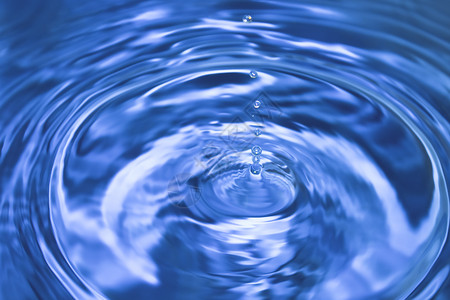 渴清蓝的色水滴在清楚的水中喷洒清除平的图片
