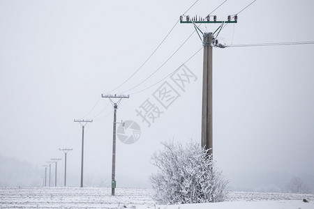 冷若冰霜冬季高压电线覆盖冰雪和包括效用寒冷的图片